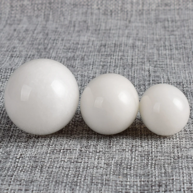 Драгоценный камень Натуральное белое Нефритовое яйцо с деревянной основой