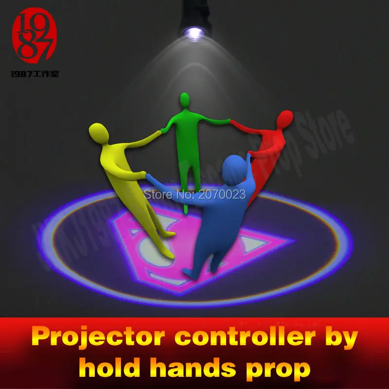 Придерживайтесь рук чтобы осветить проектор игровой прицеп для комнаты скрытия