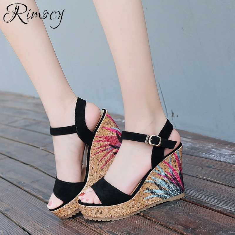Rimocy/босоножки на танкетке с цветочной вышивкой коллекция 2019 года модная удобная