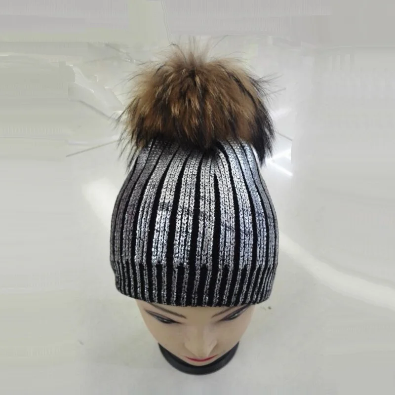 Вязаная женская шапка с помпоном из натурального меха золотого и серебряного