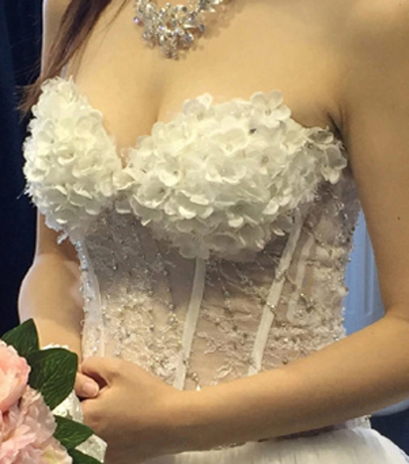 

2020 New A-Line Sweetheart Feathers 3D Flowers Wedding Dress with 1.5m Train Wedding Gowns Vintage Birdal Dress Custome Made