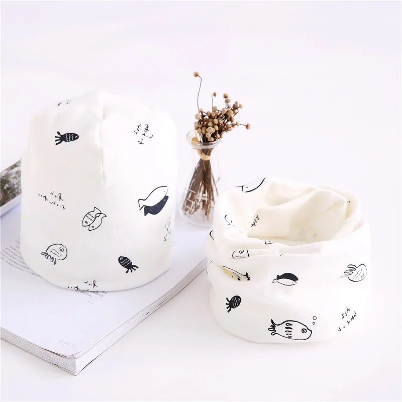 white fish hat scarf Новая весенне-Осенняя шапка для девочек, шарф, комплект с рисунком совы, звезды, лебедя, шапка для маленьких мальчиков и девочек, детская шляпа, шарф-воротник, комплект хлопковой детской шапки - Цвет: white fish hat scarf