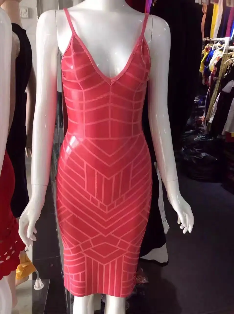 Женское кожаное платье до колен с глубоким V-образным вырезом | Женская одежда