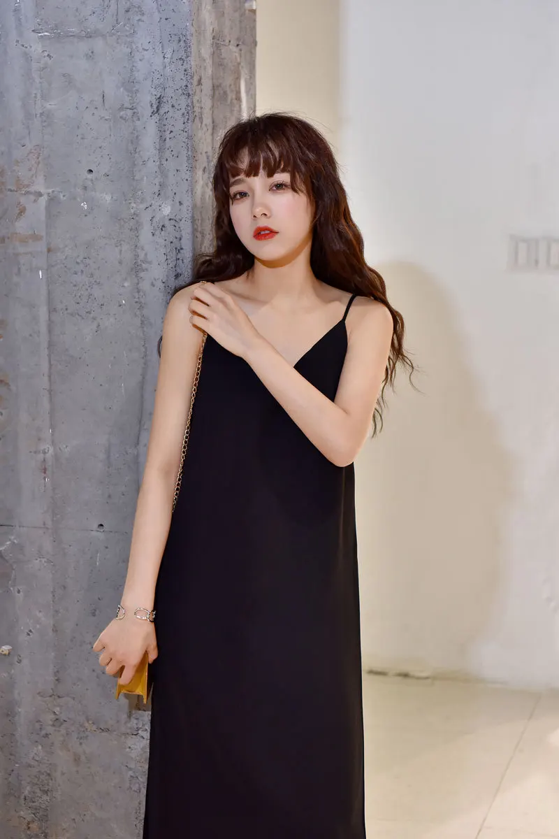 Женское платье на бретельках с v-образным вырезом однотонное длинное весна-лето