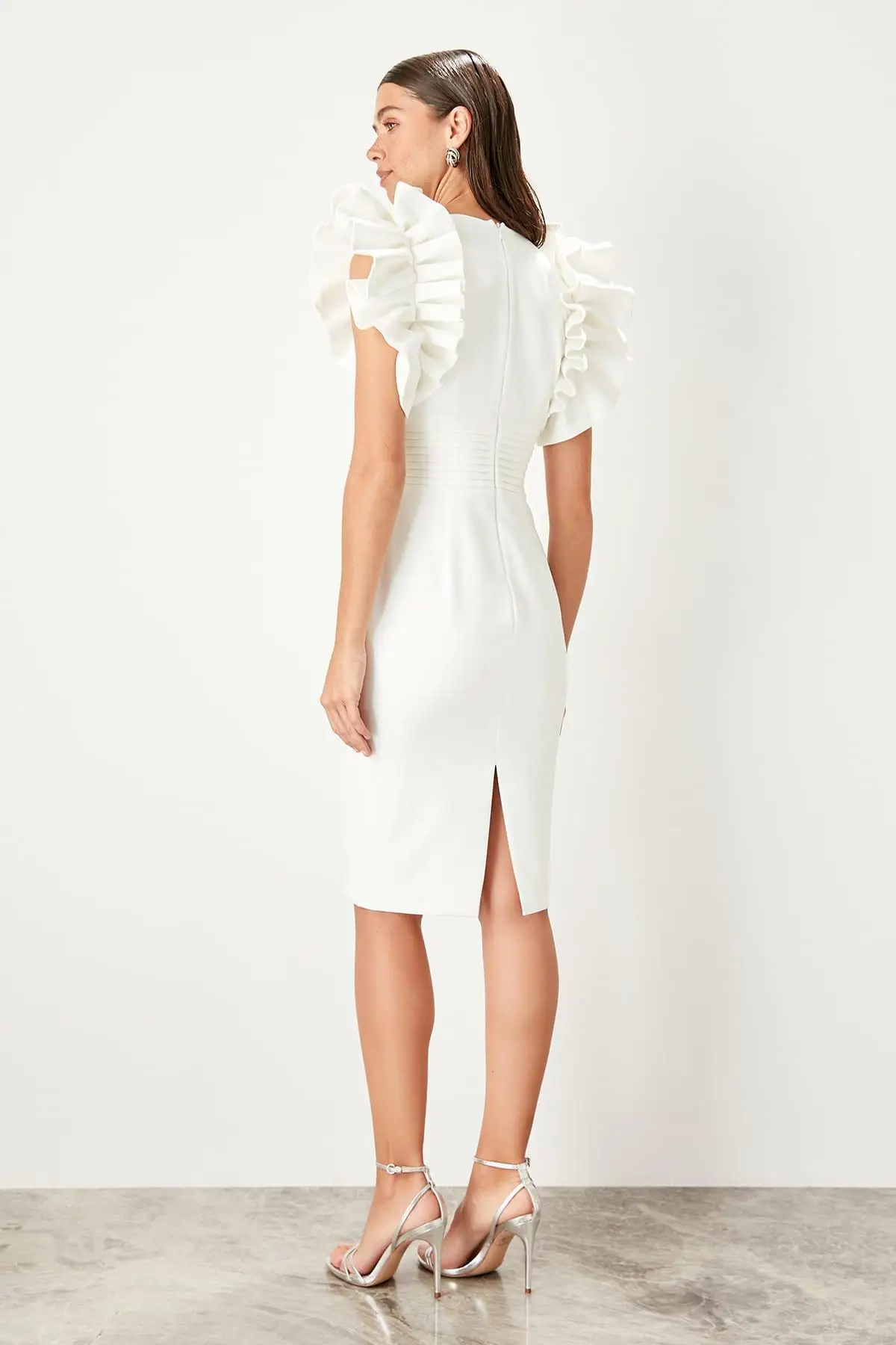 Trendyol белое платье с рюшами TPRSS19WU0008|Женские платья| |