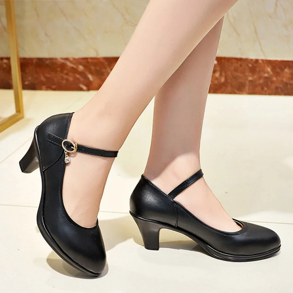 Женские однотонные кожаные тонкие туфли на высоком каблуке с круглым носком и