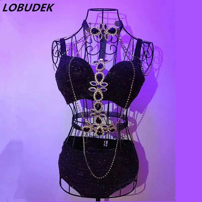 Женский костюм с кристаллами золотистыми черными и серебристыми камнями |