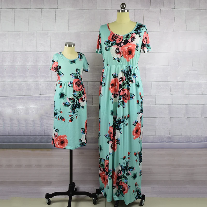 Одинаковые комплекты для семьи длинные платья с короткими рукавами и цветочным