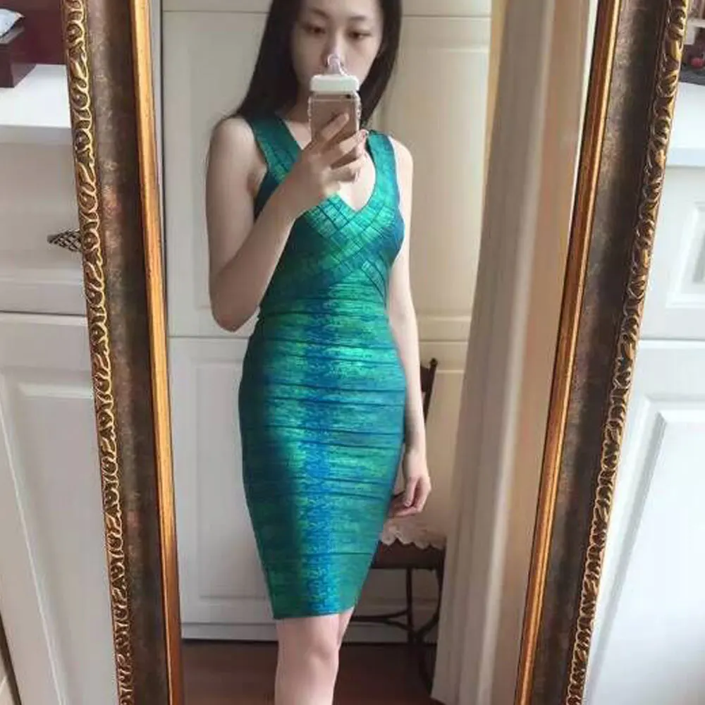 Фото Женское облегающее платье до колен металлическое зеленое без рукавов с v