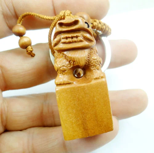 Брелок для ключей Jin Chan из натурального красного дерева с трехмерной гравировкой