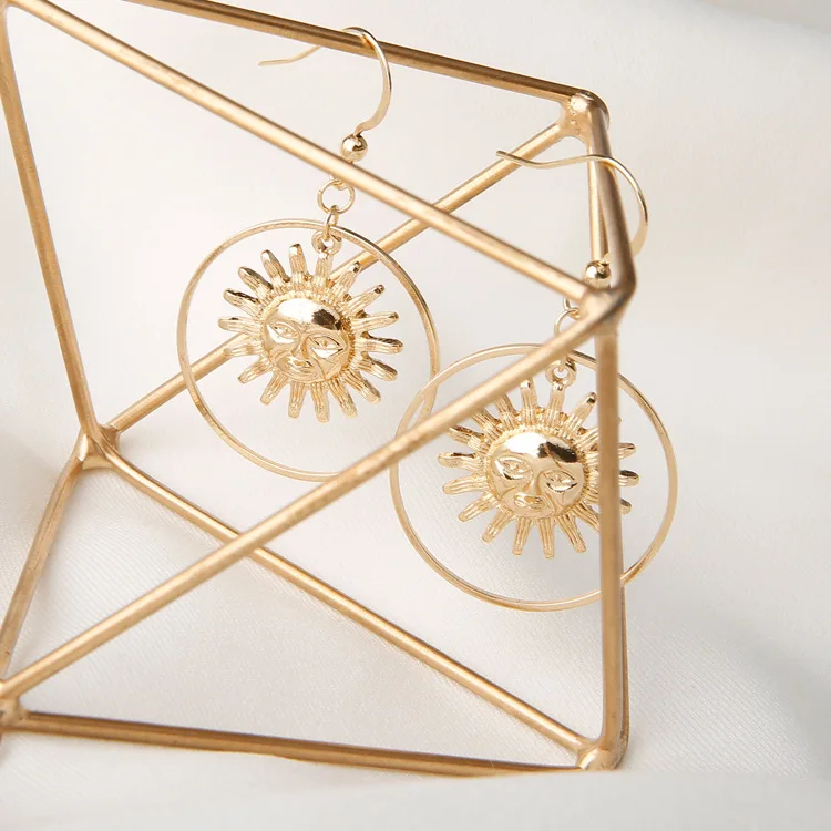 Женские серьги подвески солнце золотистые с геометрическим узором в виде солнца