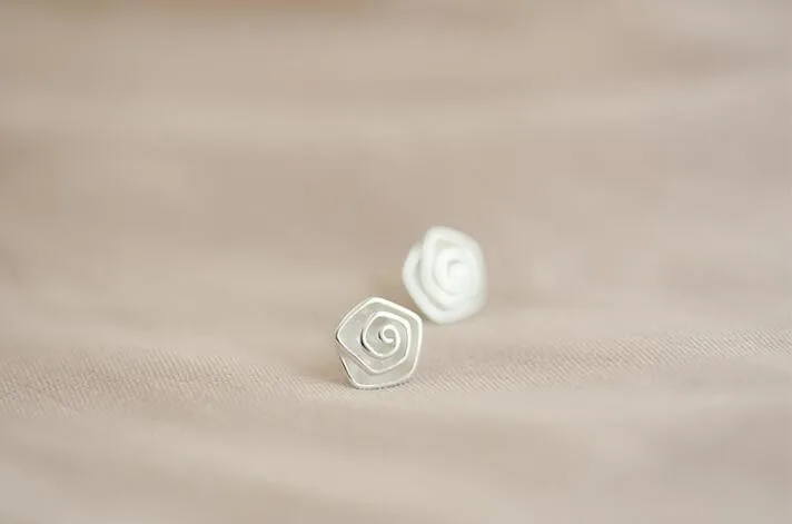 SMJEL Новое поступление крошечные серьги-гвоздики в форме цветка Swril для женщин