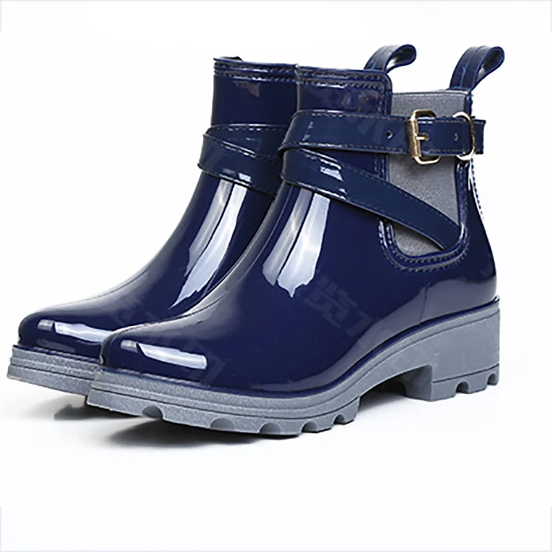 Женские резиновые ботинки черные синие красные на толстом каблуке с пряжкой из