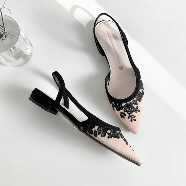 Элегантные туфли телесного цвета с цветочной вышивкой на плоской подошве