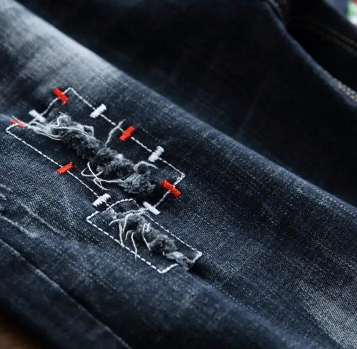 Дешевые мужские джинсы в байкерском стиле темно синего цвета с вышивкой тигра