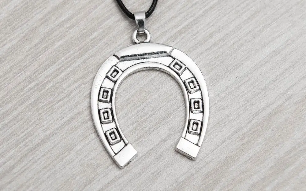 Car Pendant Russia House Horseshoe Ornaments Interior Rearview Mirror Decoration Hanging Decor Lucky Family Gift Car Accessories