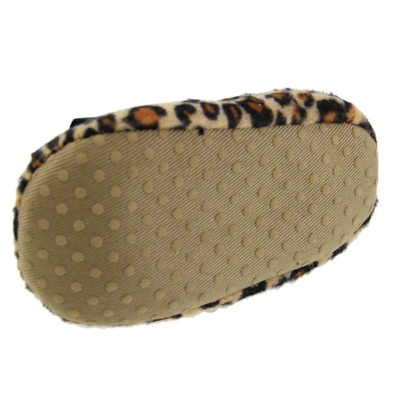 С мягким дном леопардовой окраски с украшением в виде банта детская обувь