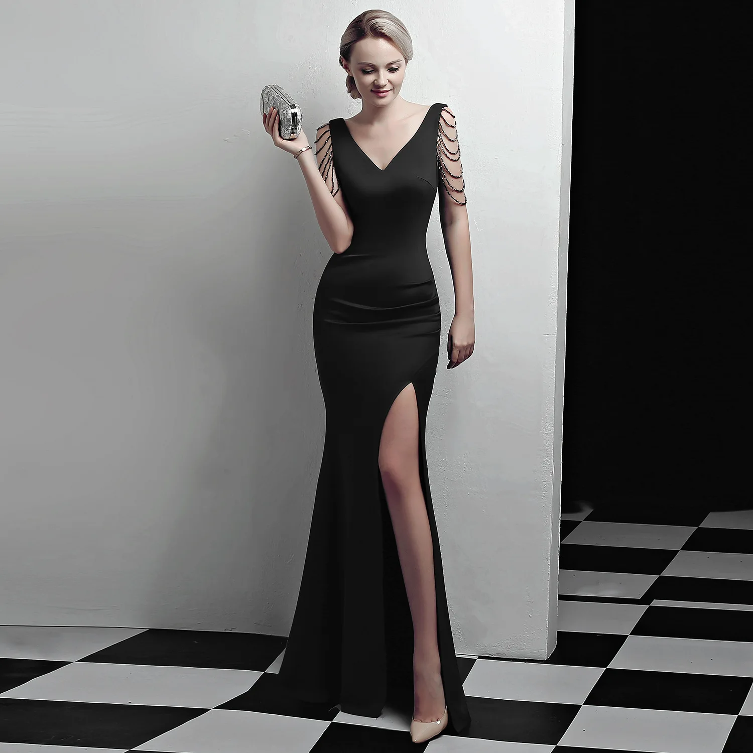 Черное элегантное вечернее платье без рукавов с v образным вырезом и открытым