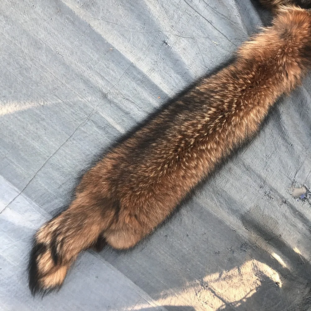 Шкурка из натурального меха енота коричневого цвета/шкуры енота/шкуры