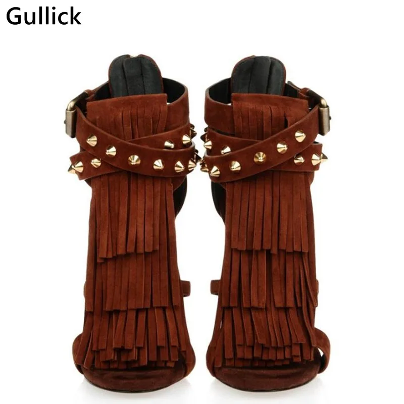 Сандалии на высоком каблуке с бахромой и золотыми заклепками красные фиолетовые