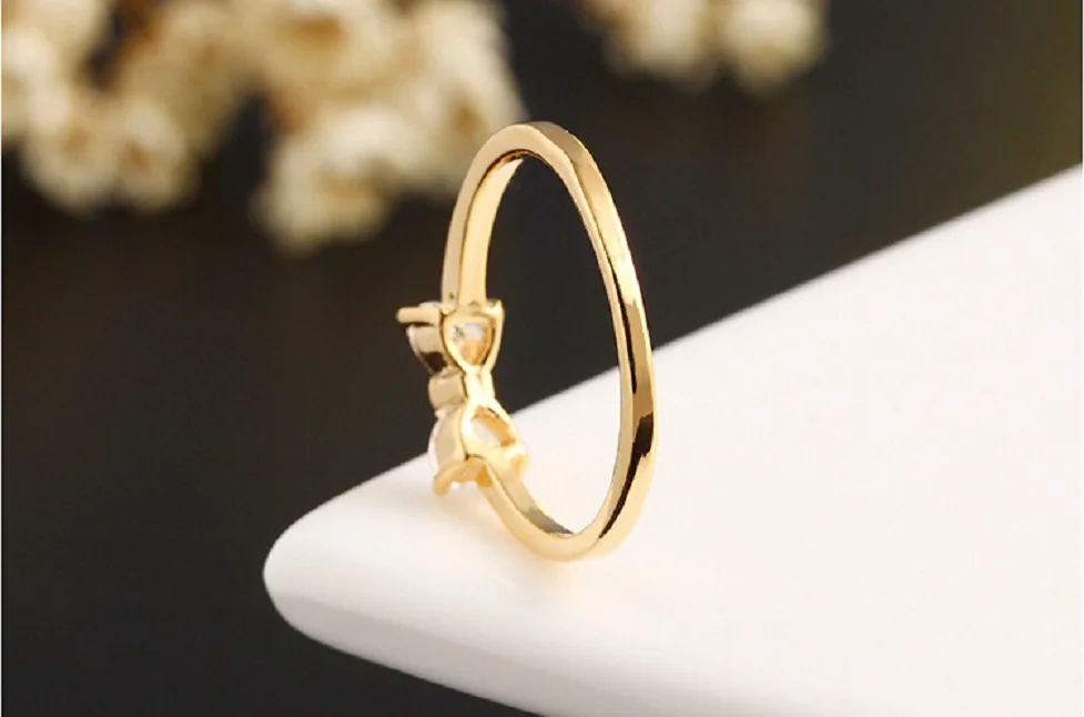 Женское кольцо золотого цвета с австрийским кристаллом обручальное бантом