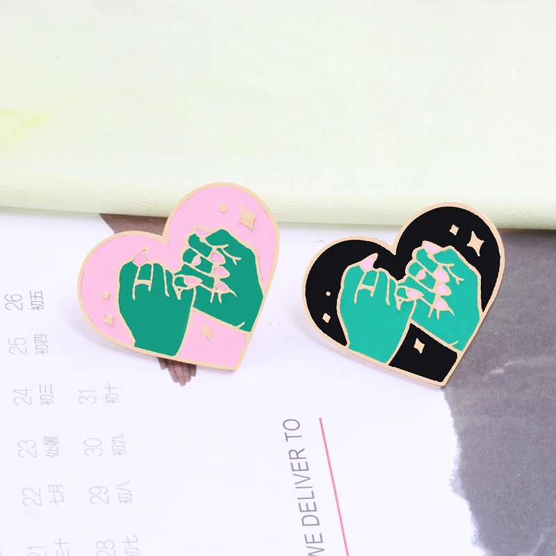 Женская эмалированная брошь в виде сердца черного и розового цветов|Броши| |