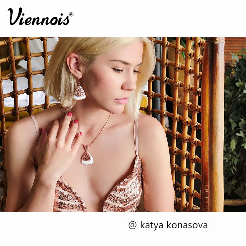 Viennois розовое золото Цвет треугольные Ювелирные наборы для Для женщин выдалбливают кулон Цепочки и ожерелья белой эмалью Длинные висячие серьги Наборы для ухода за кожей