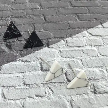 Новые простые треугольные мраморные маленькие серьги гвоздики в стиле панк