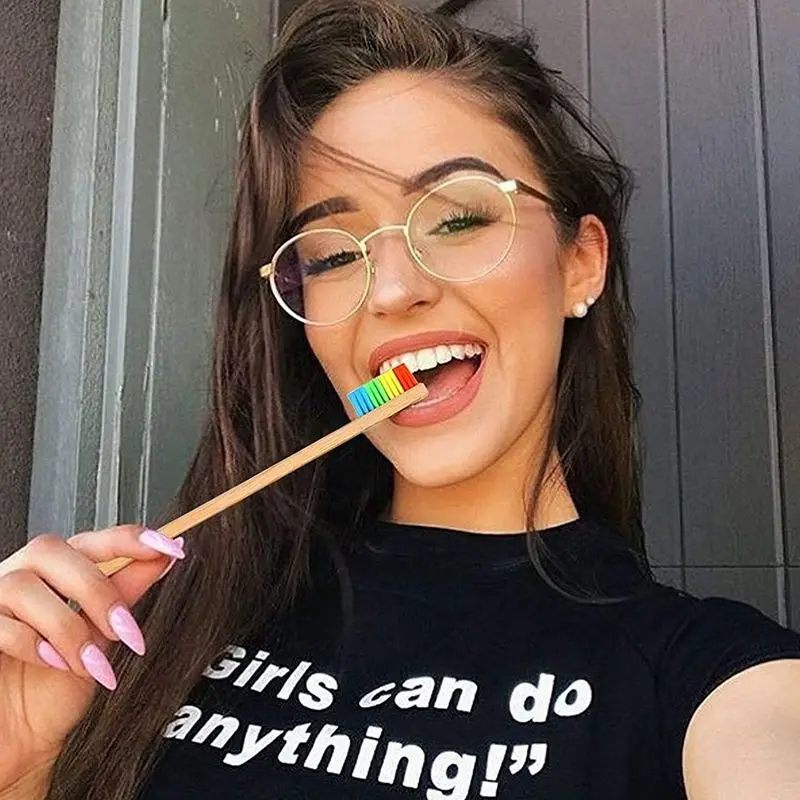 Зубная щетка из натурального бамбука изготовленная радужного нейлона