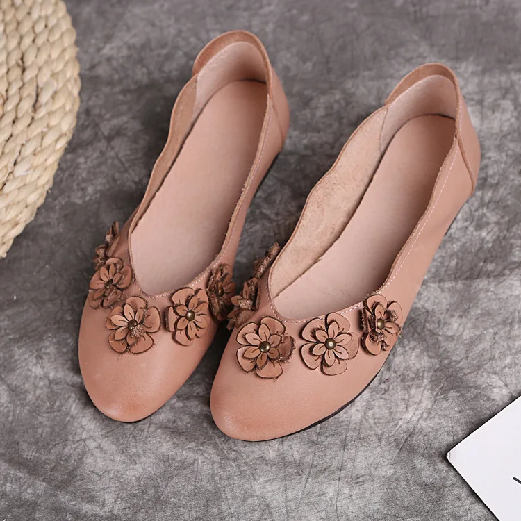 Женская кожаная обувь на плоской подошве белого цвета без шнуровки с цветочным