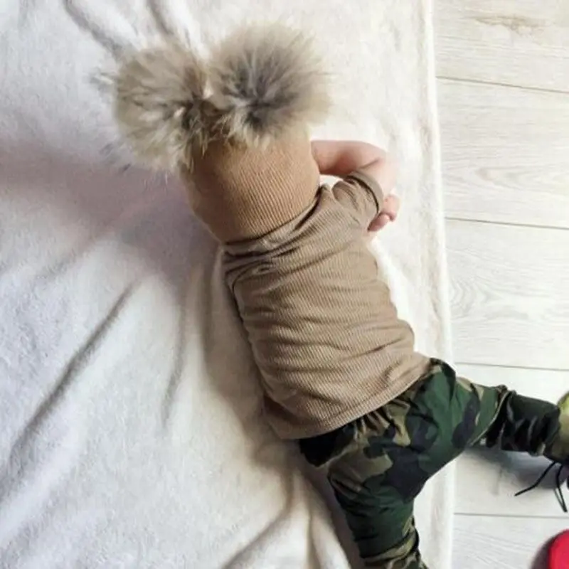 Детская теплая зимняя шапка с двумя меховыми помпонами шерстяная вязаная для