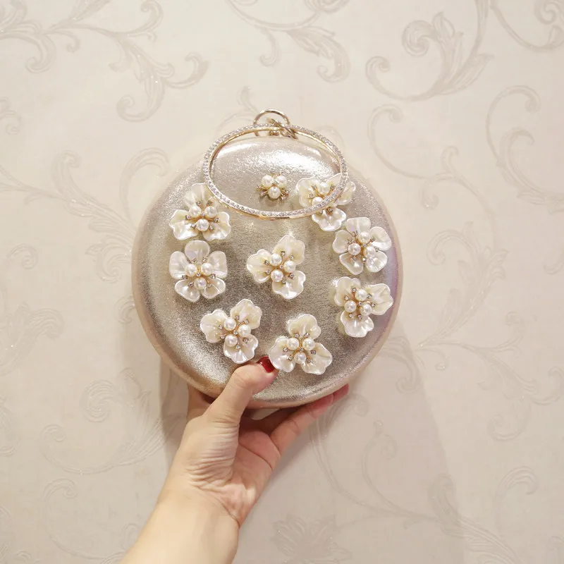 Элегантные женские вечерние мини сумки украшенные жемчугом и цветами из бусин