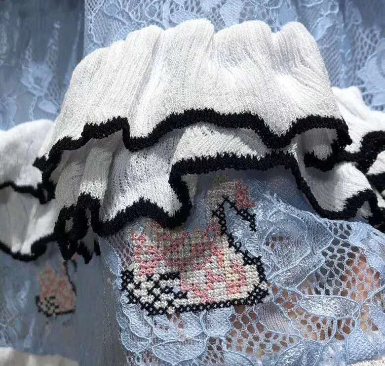 Милое трикотажное кружевное платье в стиле преппи 2019 короткое без рукавов с V