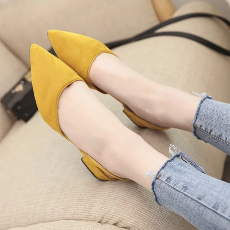 Женские замшевые босоножки XEK черные с острым закрытым носком на плоской подошве