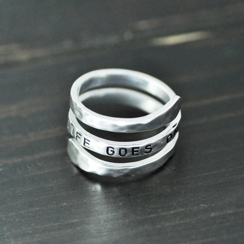 На заказ спиральное кольцо из сплава ручной штамповки ваш текст молотое может