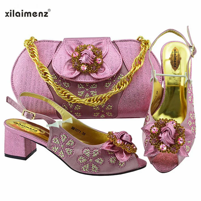 Новая женская обувь фиолетового цвета со стразами на низком каблуке скидка 40