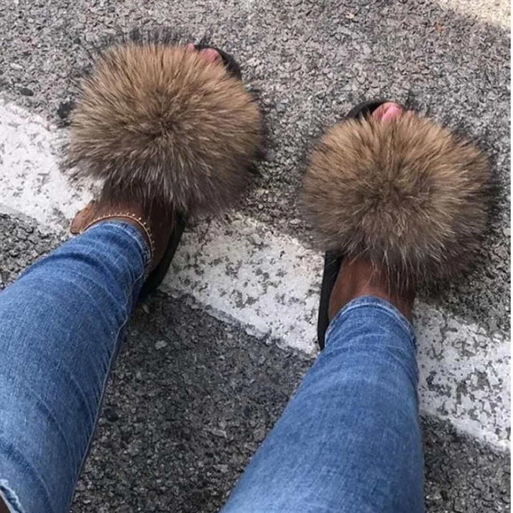 Женские уличные шлепанцы летние из натурального меха радужные цвета сланцы для