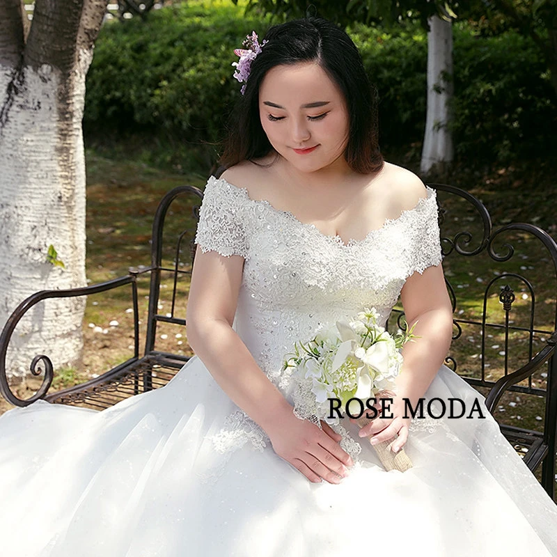 Женское свадебное платье с открытыми плечами длинным шлейфом и V образным