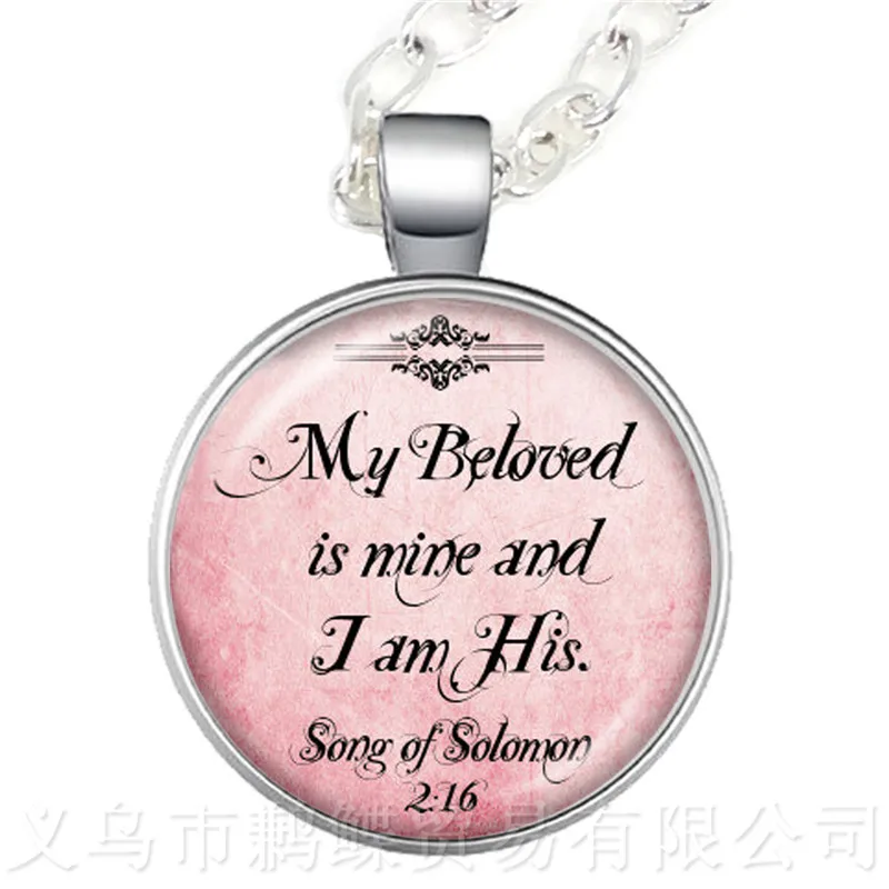 Она одета в силу и достоинства круглый стеклянный кабошон ожерелье лучший