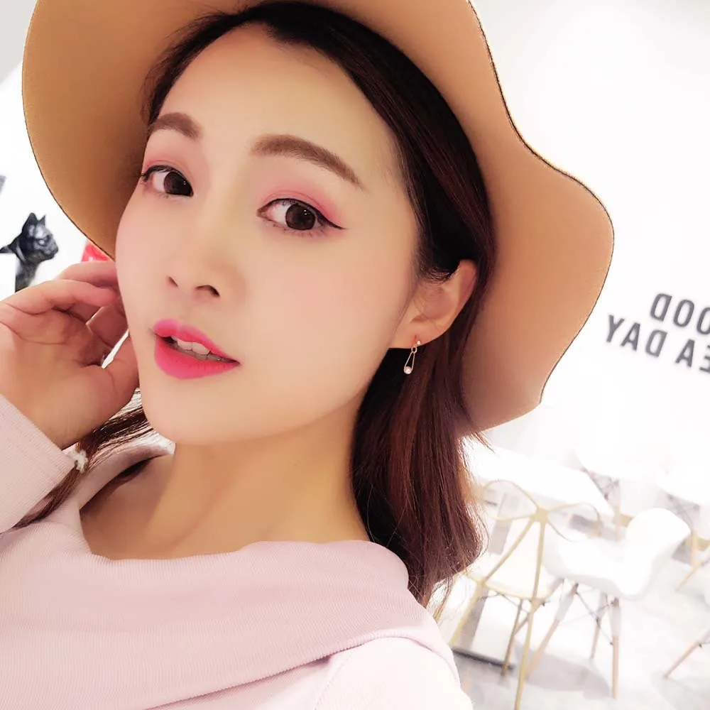 

Punk 2020 Fashion New Earrings Gold Temperament Simple Pearl Minimalist Short Paragraph Ladies Earrings Wholesale Sales