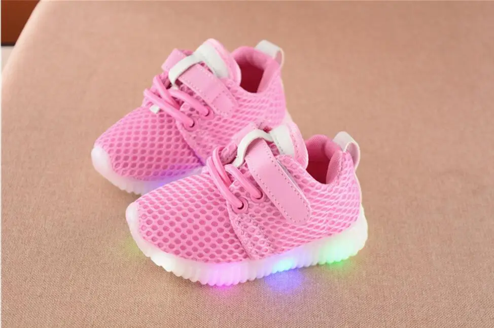 Kkabbyii Новая мода Дети Обувь со светящимися Спортивная обувь Обувь светящиеся Спортивная обувь детские для маленьких мальчиков обувь для девочек led мягкий