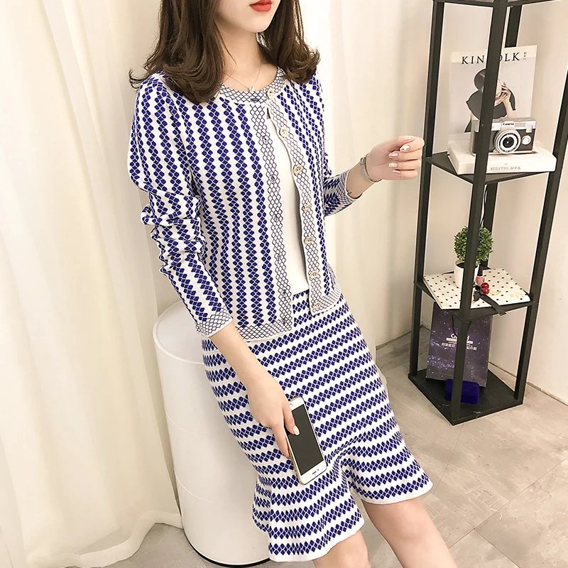 Женский трикотажный костюм с юбкой в полоску осенне зимний комплект со свитером