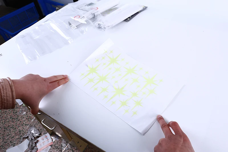 Красивая светится в темноте звезда точка светящаяся декор для детской комнаты