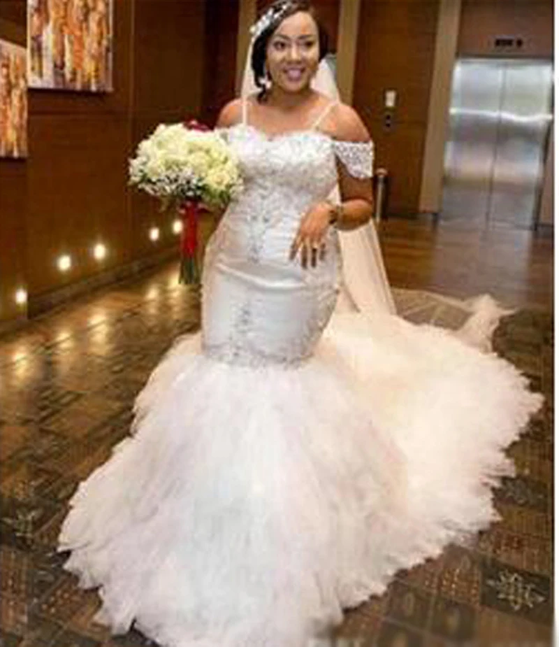 Женское свадебное платье с юбкой-годе облегающее без рукавов со шлейфом для