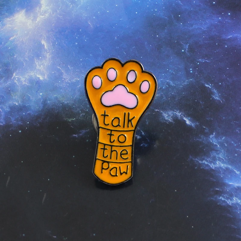 Жесткая эмалированная брошь с кошачьими когтями оранжевые отпечатки лап