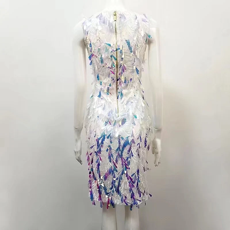 Женское блестящее белое платье с треугольным вырезом трикотажное эластичное