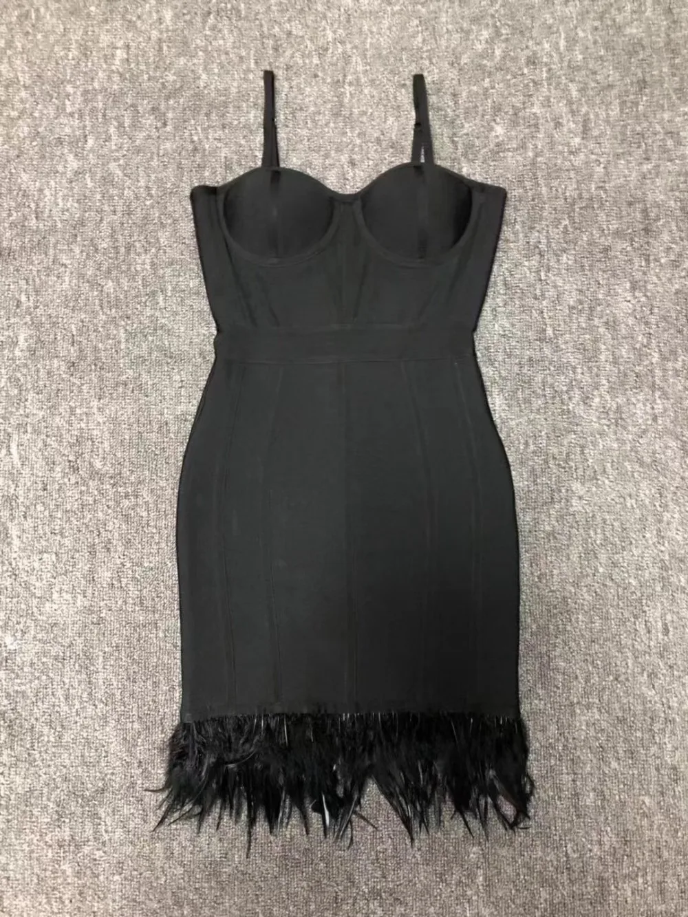 Черное Бандажное платье с перьями и треугольным вырезом на лето 2019 - купить по