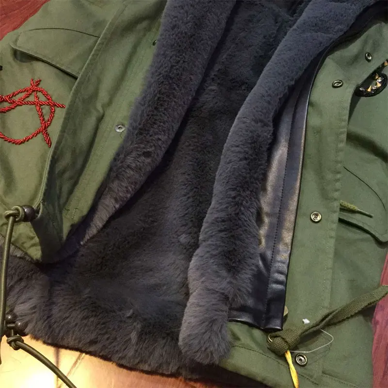 Модное серое зимнее пальто с искусственным мехом украшенное бисером капюшоном