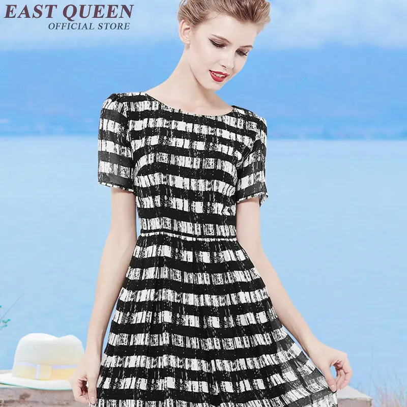 Женское платье в черно-белую полоску свободное драпированное с круглым вырезом