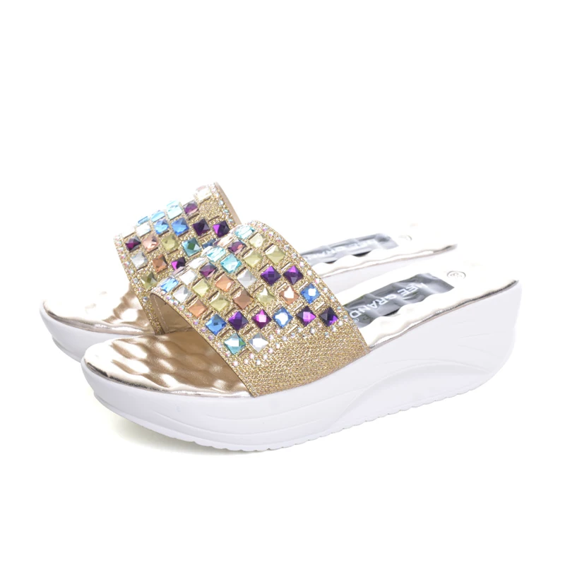 Золотистые и Серебристые шлепанцы на танкетке летняя обувь платформе женские